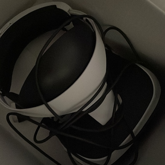 PlayStation vr headset bundle with controllers - Picture 3 of 3